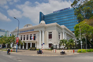 VN-Index falls as capital flees from large-caps