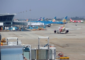 Ten of 20 localities respond to aviation authority's flight resumption plan, Ha Noi seeks clarification
