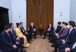 PM Chinh hosts business, university leaders in UK