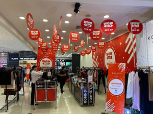 Bargain-hunters flock to shopping malls