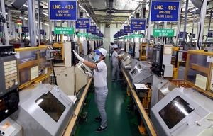 Factories in HCM City industrial zones adopt COVID safety regulations