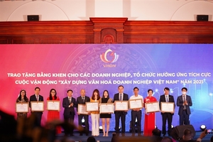 Huawei honoured for positive contribution in “Building the Vietnamese business culture”