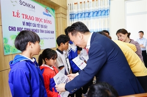 SonKim Land gives away scholarships to disadvantaged kids in Quang Nam Province