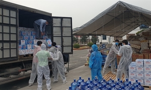 La Vie donates water to medical facilities in Hai Duong, Quang Ninh