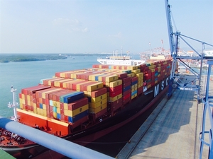 Ba Ria Vung Tau port receives giant container vessel