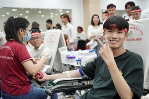 Amway Vietnam staffs donate blood