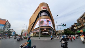 Vingroup hits ceiling, VN-Index increases