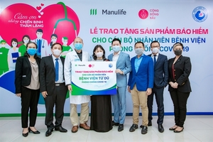 Manulife, Cong Dong Bau thank frontline maternity doctors by gifting health insurance policy