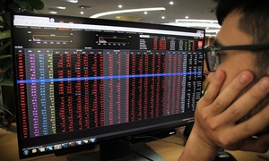 VN-Index falls after a long rally on profit-taking pressure