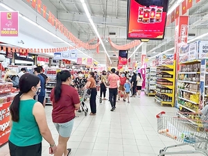 HCM City retailers stock up on essential items for full year