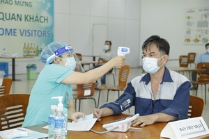 Nearly 500 SABECO employees inoculated in HCM City's largest-ever COVID-19 vaccination drive
