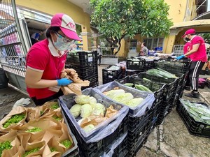 HCM City to set up 1,000 outlets to sell groceries as retailers struggle to meet demand