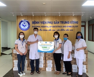 Ha Noi medicos leaving for HCM City to fight pandemic carry 100,000 glasses of Dutch Lady milk