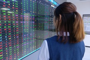VN-Index extends losses on large-cap stocks