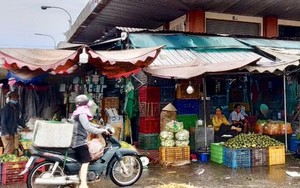 14 traders allowed to deliver goods at HCM City wholesale market to ensure food supply