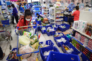 HCM City considers permitting supermarkets and delivery services to operate from 6am to 9pm