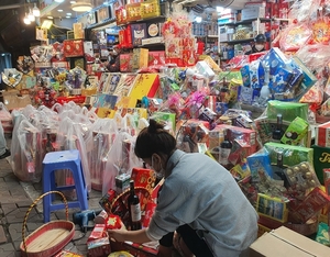 Ha Noi's gift hamper market buzzing ahead of Tet