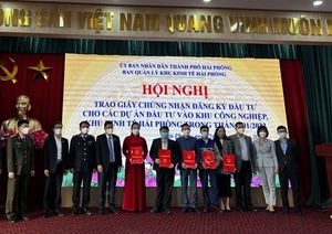 Hai Phong grants investment licenses to five projects