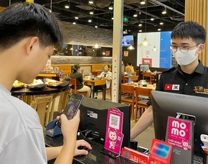 MoMo encourages retailers to receive money via QR code