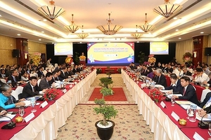 Forum seeks to bolster co-operation between VN, Laos