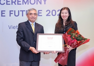 Huawei Vietnam receives certificate for its efforts to train talents in the ICT industry
