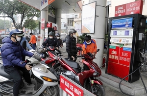 Petrol prices rise past VND25,000 a litre, highest since 2014