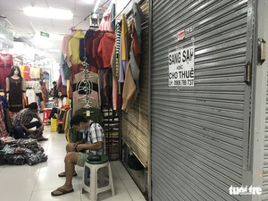 Shopkeepers at traditional markets forced to cut staff, even close down