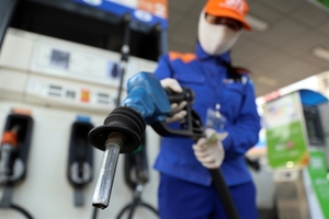Officials clarify measures to control credit in risky areas, petrol prices