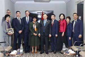 National Assembly chief Vuong Dinh Hue meets Prudential brass during UK visit