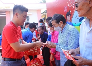SABECO's “Together We Make Tet” campaign delivers gifts in Phu Yen