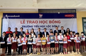 Dai-ichi Life Vietnam, Sacombank continue charity activities to support disadvantaged