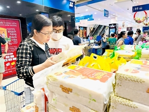 HCM City begins to stock consumer goods early for Tết
