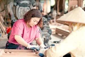 From sawdust to success: women carvers chop down stereotypes