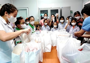 Logitem presents gifts to pediatric patients