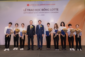 Foundation awards scholarships to Vietnamese students after four-year hiatus