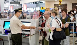 Number of passengers through Noi Bai Airport on summer days surges
