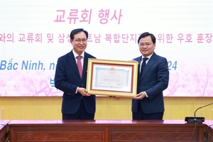 Samsung Vietnam complex's president Choi Joo Ho honoured with Friendship Order