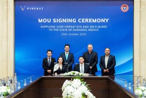 VinFast and Durango Drivers' Union sign MoU for green public transport transition in Mexico.