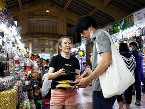 HCM City supports traditional market traders to sell online