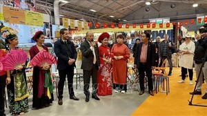 Vietnamese culture, handicraft products attract visitors at Paris Fair 2024