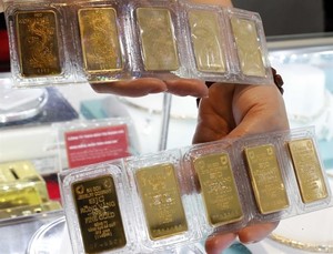 Three bidders win gold auction at high price