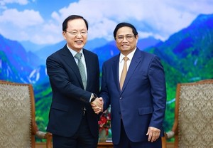 PM suggest Samsung to see Vietnam as strategic manufacturing, export base