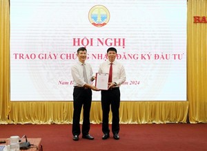 Nam Định gives investment certificate to packaging production project