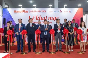 Exhibitors showcase their latest technologies and products at HanoiPlas 2024