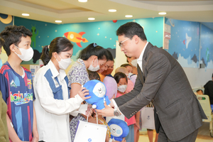 Shinhan Life Vietnam offers treatment fees and gifts to paediatric leukaemia patients in HCM City