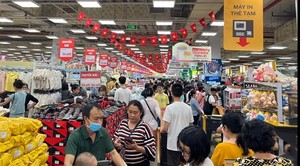 Shoppers enjoy discounts during long holiday weekend in HCM City