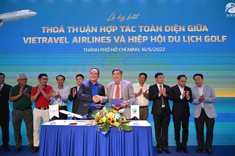 Vietravel Airlines has just signed a co-operation agreement with the Viet Nam Golf Tourism Association. — Photo nld.com.vn