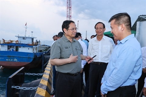 Prime Minister Pham Minh Chinh (in gray shirt on the left) recalls how he appreciated potential of Ca Na Area with Nguyen Tam Thinh, chairman of Trungnam Group, investor of the Ca Na  Seaport Complex in Ninh Thuan. — Photo courtesy of Trungnam Group